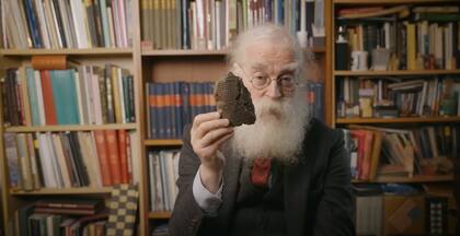 El Dr. Irving Finkel descubrió un fragmento que indicaba el camino al barco parsiktu, un tipo de medida que hace referencia a un objeto gigante