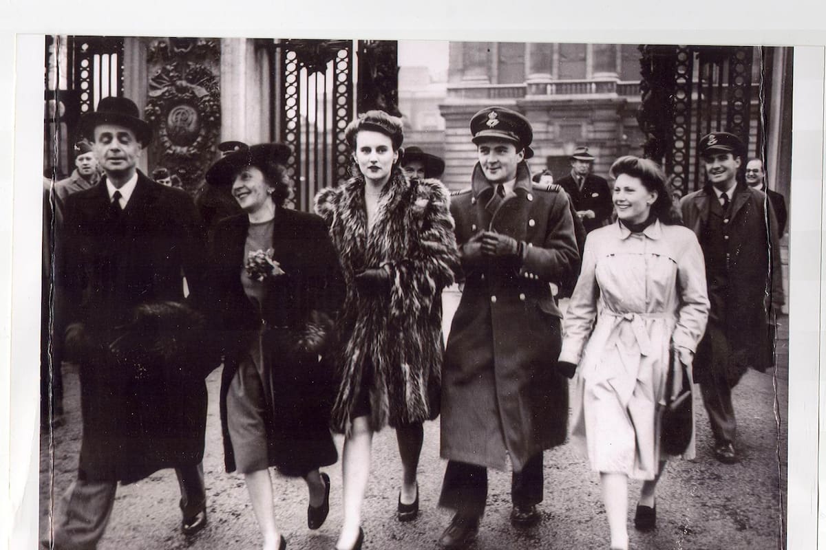 El Dr. Miguel Ángel Carcano, su esposa Stella, Pamela Charney y Moyra Benitz de Le Bas acompañan al Flight Lieutenant Kenneth Langley Charney as argentino en la RAF tras ser condecorado en el Palacio de Buckingham con la Cruz de Vuelo Distinguido por el Rey Jorge VI de Inglaterra. (Archivo Claudio Meunier).