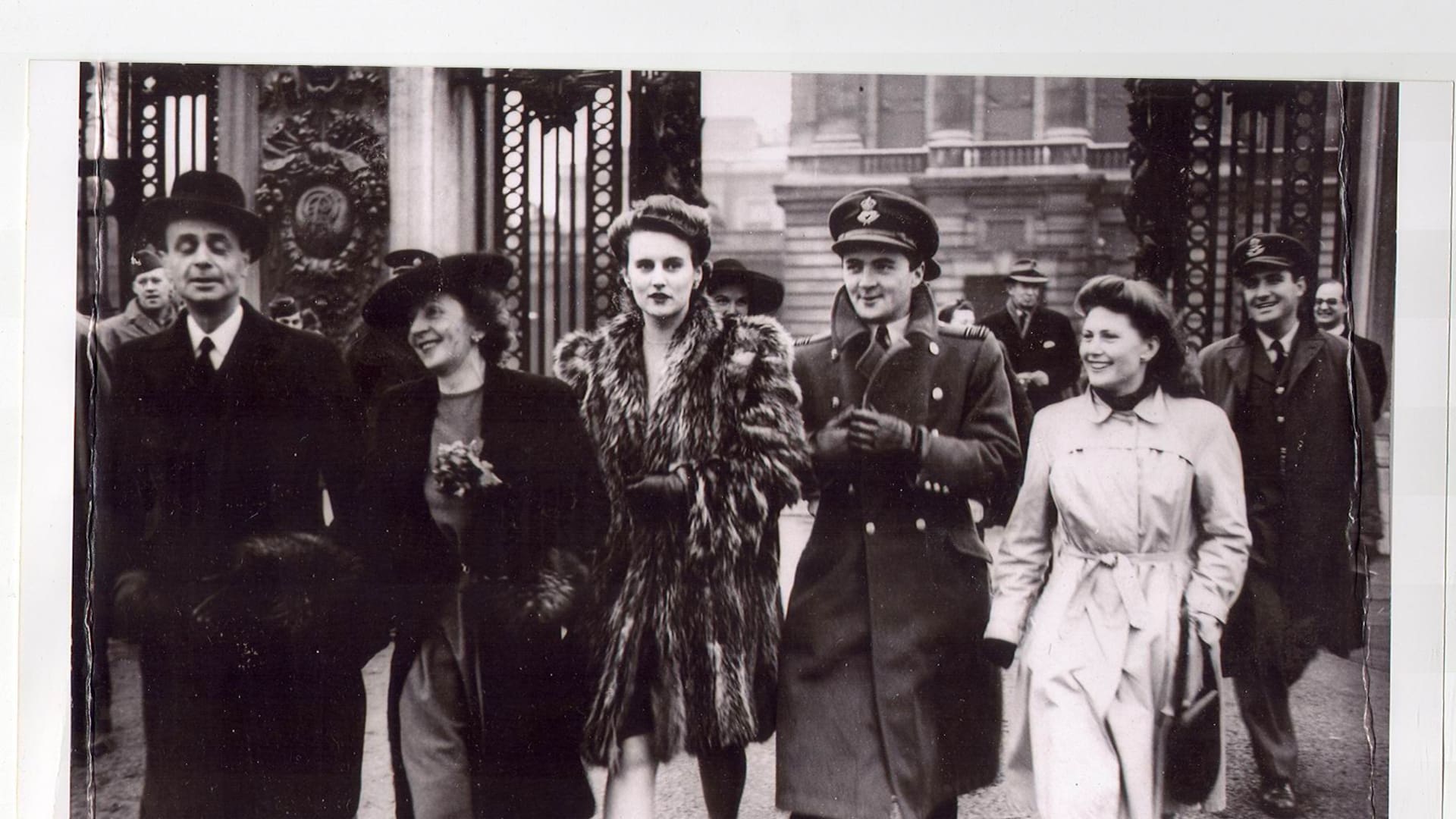 El Dr. Miguel Ángel Carcano, su esposa Stella, Pamela Charney y Moyra Benitz de Le Bas acompañan al Flight Lieutenant Kenneth Langley Charney as argentino en la RAF tras ser condecorado en el Palacio de Buckingham con la Cruz de Vuelo Distinguido por el Rey Jorge VI de Inglaterra. (Archivo Claudio Meunier).