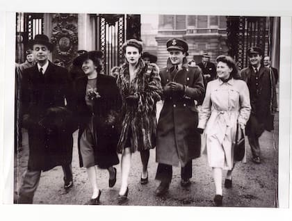 El Dr. Miguel Ángel Carcano, su esposa Stella, Pamela Charney y Moyra Benitz de Le Bas acompañan al Flight Lieutenant Kenneth Langley Charney as argentino en la RAF tras ser condecorado en el Palacio de Buckingham con la Cruz de Vuelo Distinguido por el Rey Jorge VI de Inglaterra. (Archivo Claudio Meunier).