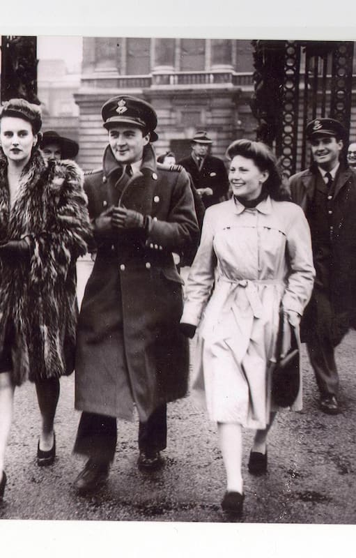 El Dr. Miguel Ángel Carcano, su esposa Stella, Pamela Charney y Moyra Benitz de Le Bas acompañan al Flight Lieutenant Kenneth Langley Charney as argentino en la RAF tras ser condecorado en el Palacio de Buckingham con la Cruz de Vuelo Distinguido por el Rey Jorge VI de Inglaterra. (Archivo Claudio Meunier).
