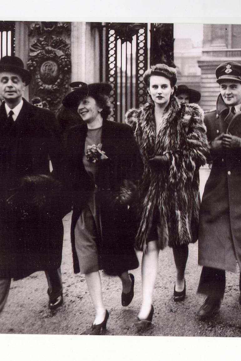 El Dr. Miguel Ángel Carcano, su esposa Stella, Pamela Charney y Moyra Benitz de Le Bas acompañan al Flight Lieutenant Kenneth Langley Charney as argentino en la RAF tras ser condecorado en el Palacio de Buckingham con la Cruz de Vuelo Distinguido por el Rey Jorge VI de Inglaterra. (Archivo Claudio Meunier).