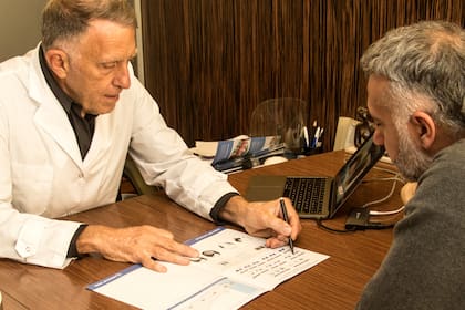 El Dr. Néstor Spagnuolo fue uno de los primeros en traer la técnica del implante capilar a la Argentina.