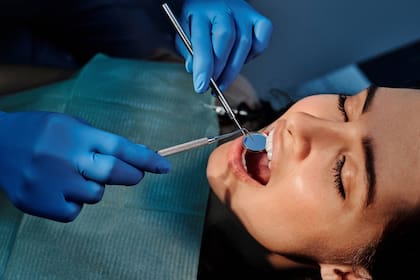 El Dr. Nieva agrega que las personas que rara vez tienen caries también pueden ser más propensas que otras a tener enfermedad de las encías