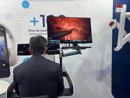 El Dr. Poggi realiza una simulación de une intervención con el sistema Da Vinci