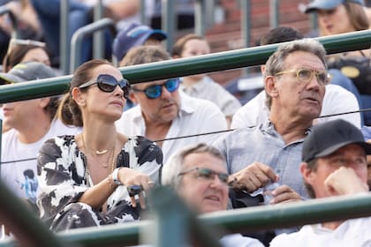 El Dr. Rafael Cúneo Libarona vio el partido junto a su novia, Lucila Weil.