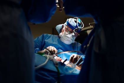 El Dr. Robert Montgomery, cirujano de trasplantes de NYU Langone Health, durante una intervención quirúrgica en Nueva York el 30 de abril de 2026. La experiencia de esperar su propio trasplante de corazón puso de manifiesto los desafíos de un sistema que él había intentado arreglar durante décadas. (Angelina Katsanis/The New York Times)