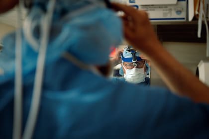 El Dr. Robert Montgomery, cirujano de trasplantes de NYU Langone Health, se prepara para una cirugía en Nueva York el 30 de abril de 2026. La experiencia de esperar su propio trasplante de corazón puso de manifiesto los desafíos de un sistema que él había intentado arreglar durante décadas. (Angelina Katsanis/The New York Times)