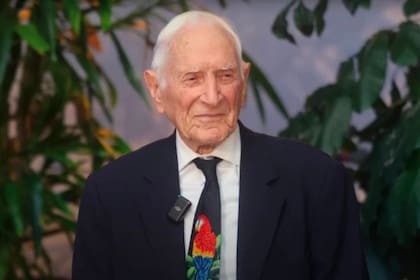 El Dr. Scharffenberg, con 101 años, viaja por el mundo y brinda conferencias sobre salud y longevidad