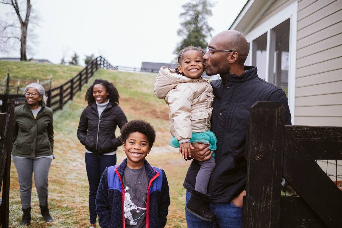 El Dr. Taison Bell, que ya fue vacunado contra el coronavirus, junto a su suegra, Diane; su esposa, Kristen; su hijo, Alain; y su hija, Ruby, en su casa en Charlottesville, Virginia, el 17 de diciembre de 2020