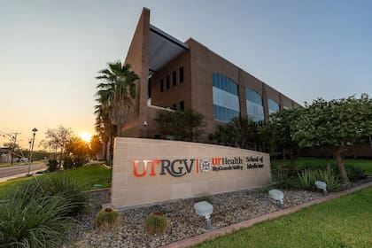 El Dr. Veliz se desempeñaba en UT Health, en el Valle del Río Grande, una zona de Texas designada federalmente como desatendida por la falta de profesionales de la salud