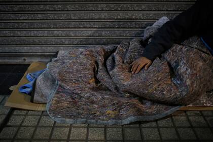 El drama de dormir a la intemperie en la noche más fría del año