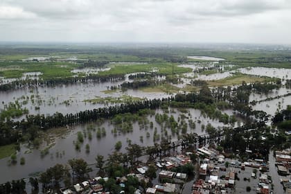 "Fueron desplegados dos oficiales, 21 suboficiales y seis soldados voluntarios del Ejército Argentino, junto con diversos medios pertenecientes al Comando de la Guarnición Militar Buenos Aires, al Regimiento de Asalto Aéreo 601, al Batallón de Ingenieros 601, a la Compañía de Ingenieros de Agua