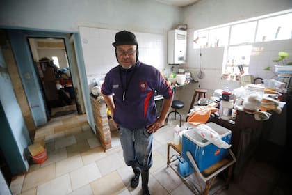 La Cruz Roja informó que en Esteban Echeverría cuentan con un equipo de voluntarios que trabajan con móviles y embarcaciones, y que montaron un puesto sanitario en el Centro de Operaciones de Emergencias