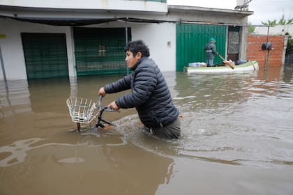 El agua superó el metro de altura en algunos sectores