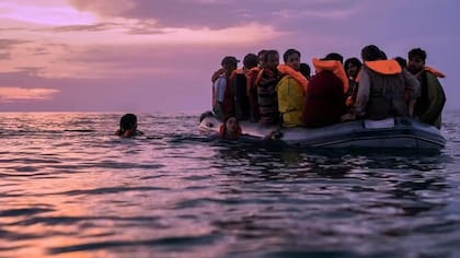 El dramático momento recreado en el film de Netflix con Manal Issa como Sara Mardini y Nathalie Issa como Yusra Mardini (Foto: LAURA RADFORD/NETFLIX)