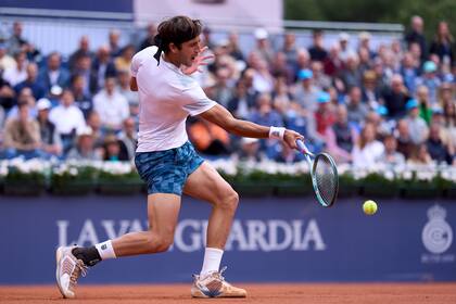 El drive de Tomás Etcheverry durante su éxito ante Brandon Nakashima en el Real Club de Tenis Barcelona