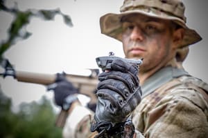 El dron Black Hornet de FLIR es un modelo compacto utilizado por el ejército estadounidense para el reconocimiento avanzado en el campo de batalla
