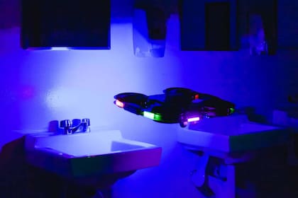 El drone de Digital Aerolus puede funcionar en ambientes bajo techo, no requiere de un sistema de guiado GPS y está equipado con un sistema de luces LED UVC para desinfectar todo tipo de superficies
