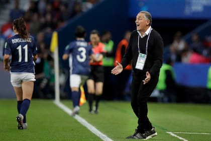 Borrello da indicaciones durante uno de los partidos del Mundial; de espaldas, Bonsegundo, una de las desafectadas