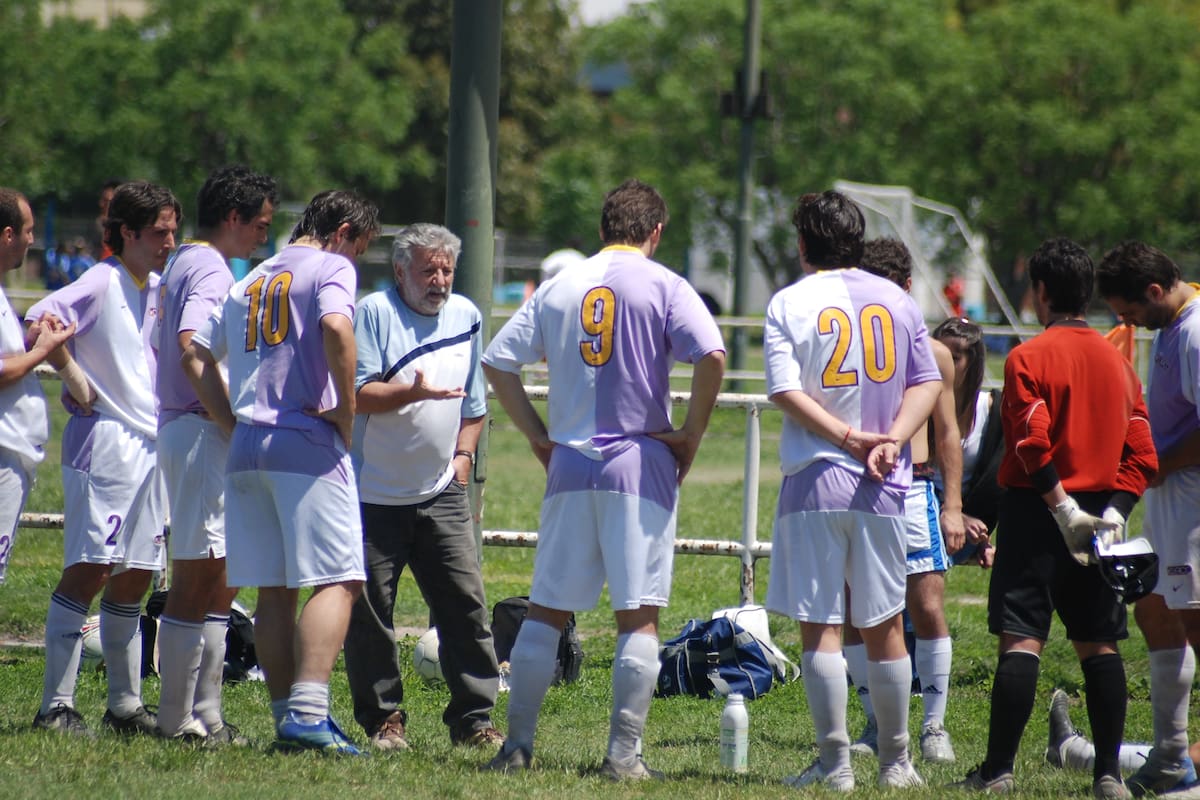 El DT Alberto Casasco, en una charla de entretiempo con Cuaco, su equipo en el torneo Abierto de la UBA hace 56 años