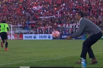 El DT argentino Cistian Díaz "participó" del segundo gol de Wilstermann