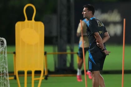 El DT argentino Lionel Scaloni debe suplir varias bajas de última hora que se generaron por lesión