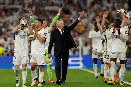 El DT Carlo Ancelotti celebra junto con sus dirigidos de Real Madrid