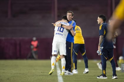El DT Claudio Ubeda recibe el abrazo de Miguel Merentiel luego de uno de los goles del delantero, en el 3-0 de Boca ante Lanus por el Torneo Apertura