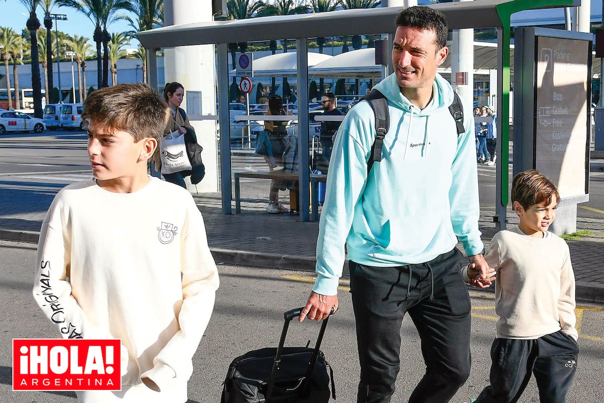El DT con sus dos hijos, Ian (11) y Noah (6), en el aeropuerto de Palma de Mallorca, España.