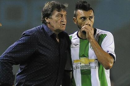 El DT de Banfield se repone de una operación de laringe y no viajó a Quito, donde el equipo logró una agónica clasificación para la tercera etapa; del gol de Sperduti al emotivo mensaje de Cvitanich