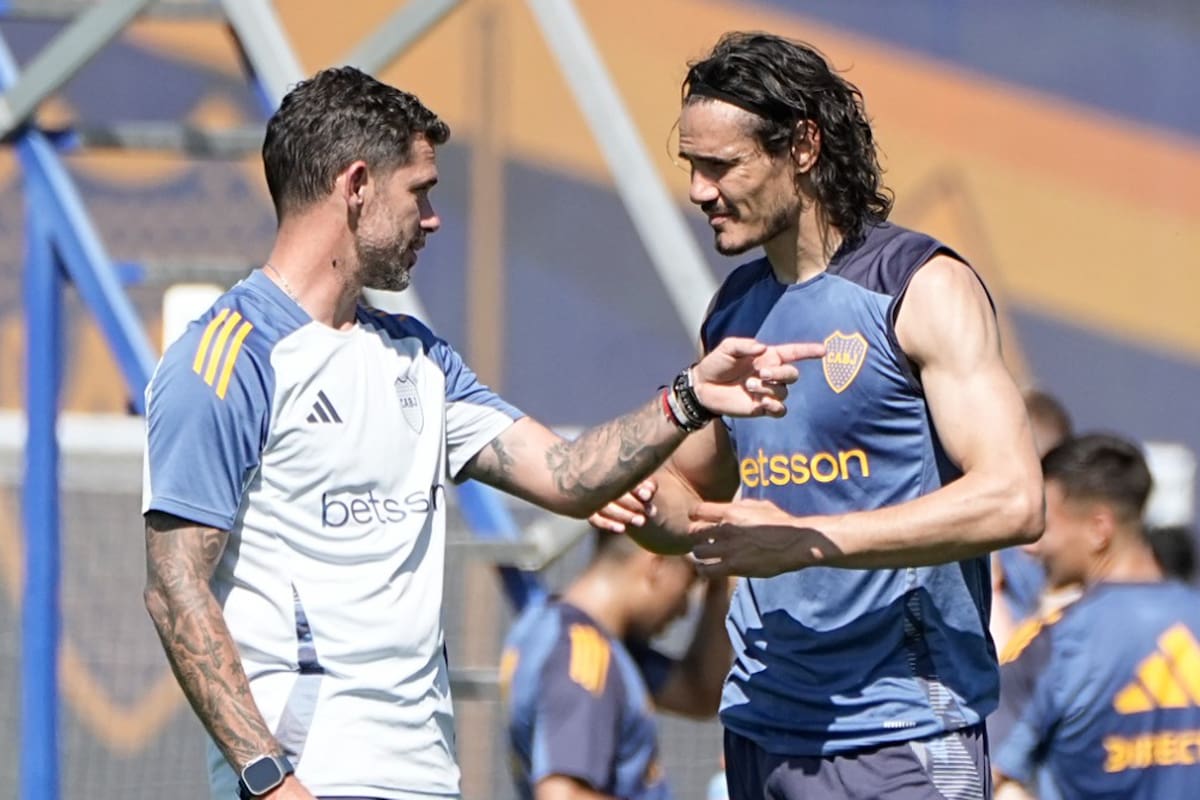 El DT de Boca, Fernando Gago, junto al uruguayo Edinson Cavani, la principal figura del xeneize de cara a la temporada 2025