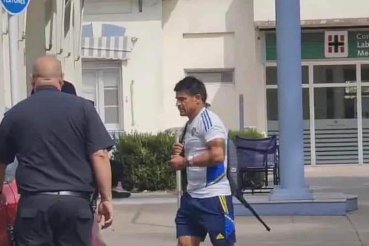 El DT de Boca, Hugo Ibarra, esta mañana, se retira de la clínica en San Justo tras haber sido dado de alta