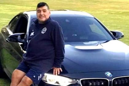 Diego Maradona llegó a Estancia Chica, el predio donde entrena Gimnasia y Esgrima La Plata, en su nuevo auto.
