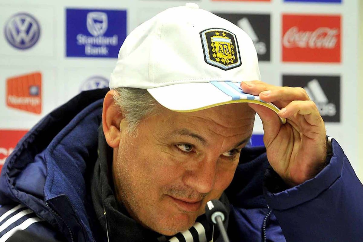 El DT de la selección argentina, Alejandro Sabella durante la conferencia de prensa que brindó en el estadio Arenas Friends, en Suecia, en febrero de 2013