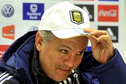El DT de la selección argentina, Alejandro Sabella durante la conferencia de prensa que brindó en el estadio Arenas Friends, en Suecia, en febrero de 2013