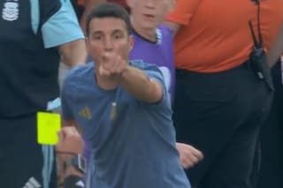 La reacción de Scaloni al recibir una tarjeta amarilla durante la final contra España