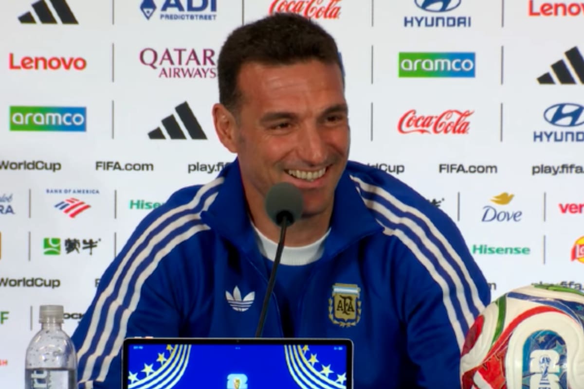El DT de la selección argentina, Lionel Scaloni, habla con Germán Denis, su excompañero de fútbol en Atalanta