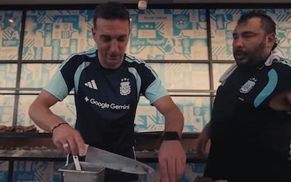 El DT de la selección argentina se animó a meter mano en el asado (Foto: @chiquitapia)