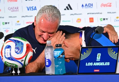 El DT de Paraguay, el argentino Alfaro, consuela a Diego Gomez, que rompió en llanto durante la conferencia post-derrota