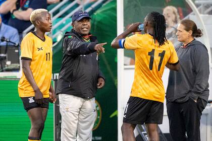 El DT de Zambia, Bruce Mwape, es investigado por "conducta sexual inapropiada" contra varias integrantes del plantel que jugará el próximo Mundial femenino