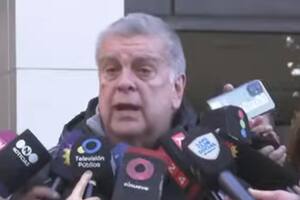 El DT del Club Atlético Victoriano Arenase recibió un golpe en la cabeza en medio de una violenta pelea dentro del campo de juego de Central Ballester
