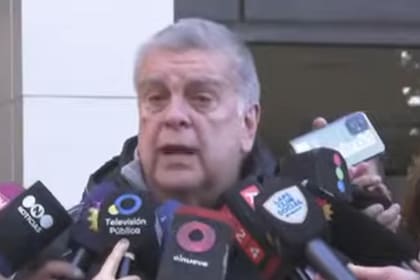 El DT del Club Atlético Victoriano Arenase recibió un golpe en la cabeza en medio de una violenta pelea dentro del campo de juego de Central Ballester