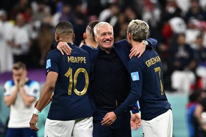 El DT Didier Deschamps celebra el pase a la final de Francia con Kylian Mbappe y Antoine Griezmann, en Qatar. (Anne-Christine POUJOULAT / AFP)