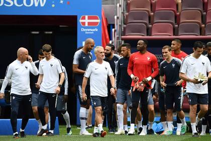 El DT Didier Deschamps (centro) encabeza la práctica de Francia rumbo al duelo del sábado contra la Argentina