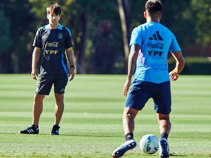 El DT Diego Placente sigue de cerca la evolución de sus futbolistas, más allá de los torneos