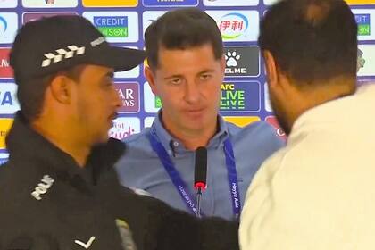 El DT español Jesús Casas, en el momento en que es increpado por periodistas iraquíes