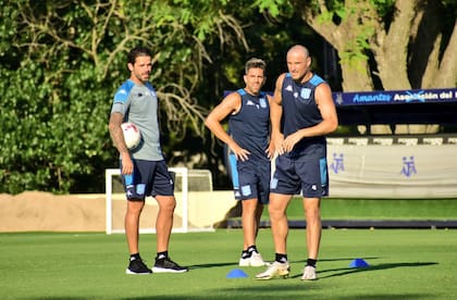 El DT Fernando Gago, con Gabriel Hauche e Iván Pillud