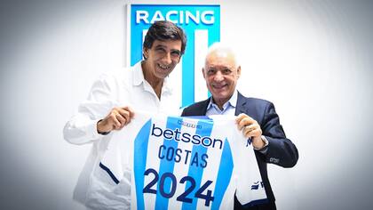 El DT Gustavo Costas junto al presidente Víctor Blanco