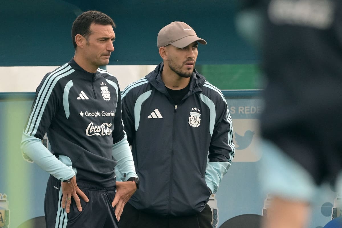 El DT Lionel Scaloni estuvo conversando durante el entrenamiento con Leandro Paredes, quien visitó al grupo este martes, antes de que viajen a Córdoba